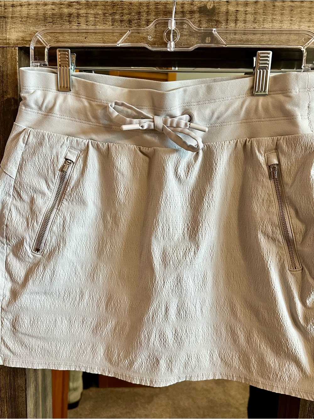 Athleta Beige Textured Athletic Skort Size 4 Zip Pocket Activewear Skirt - Picture 2 of 5